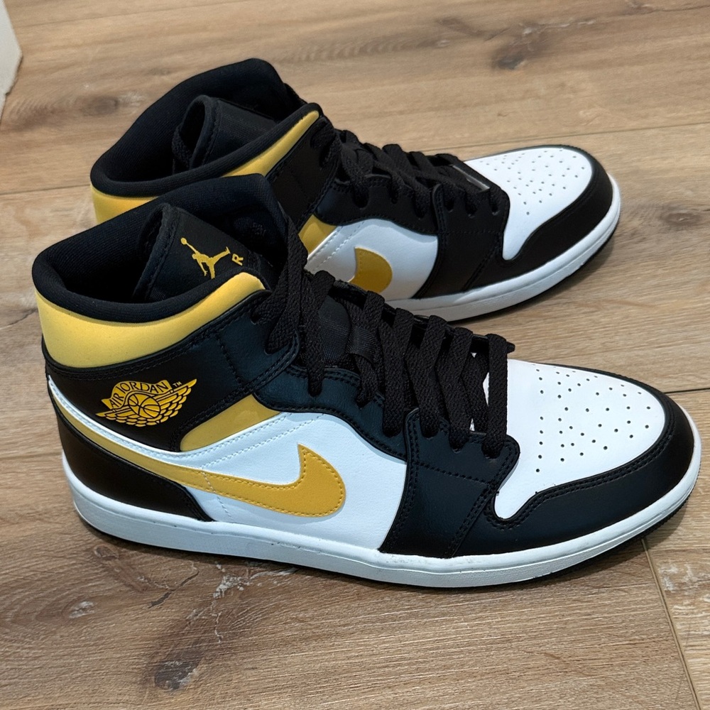 Nike Men's Black, White, and Yellow Sneakers